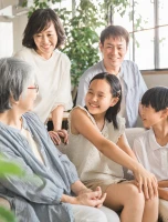 全国永代供養墓・樹木葬グループのお墓で子供がお参りしているイメージ画像